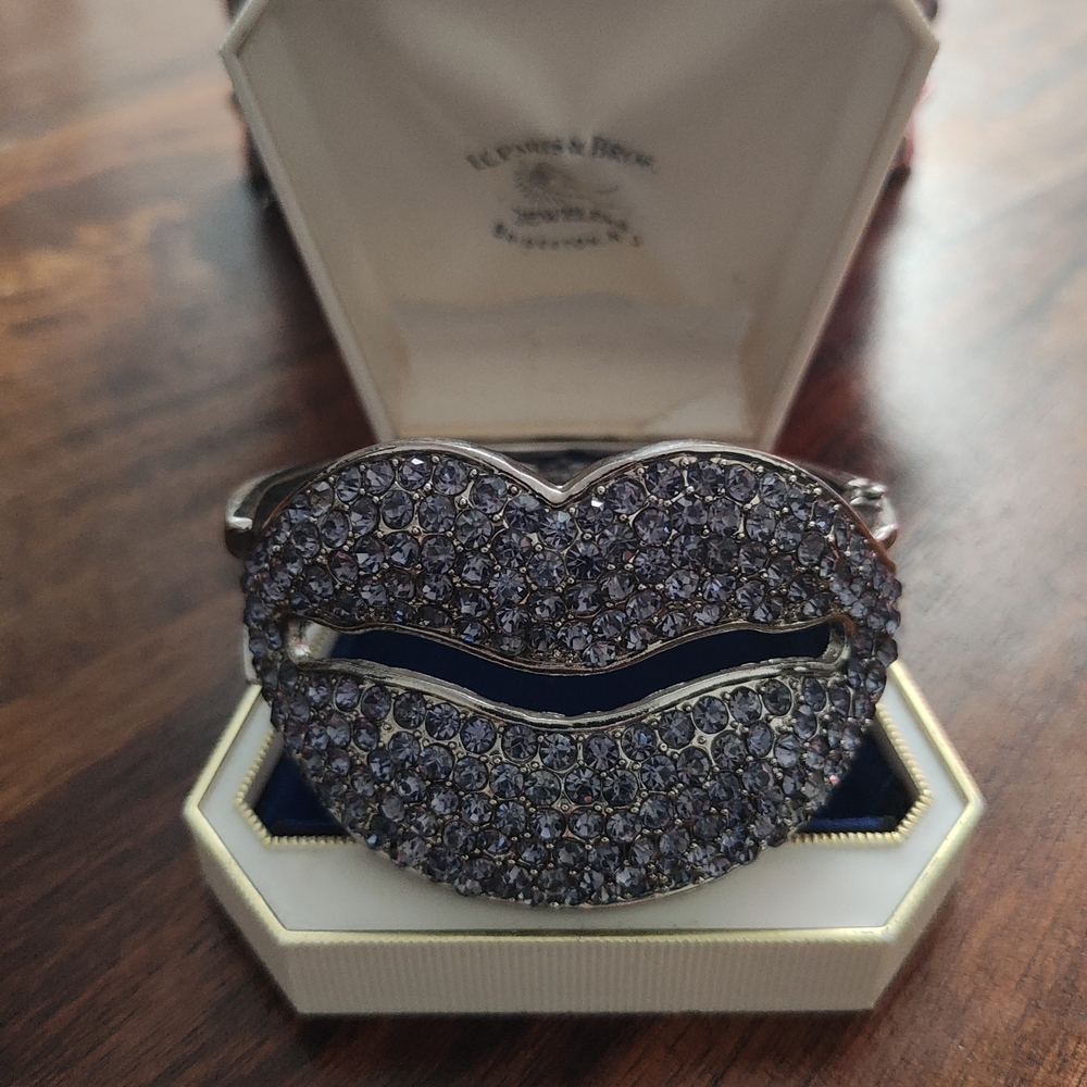 Crystal Encrusted Lips Clamper Cuff